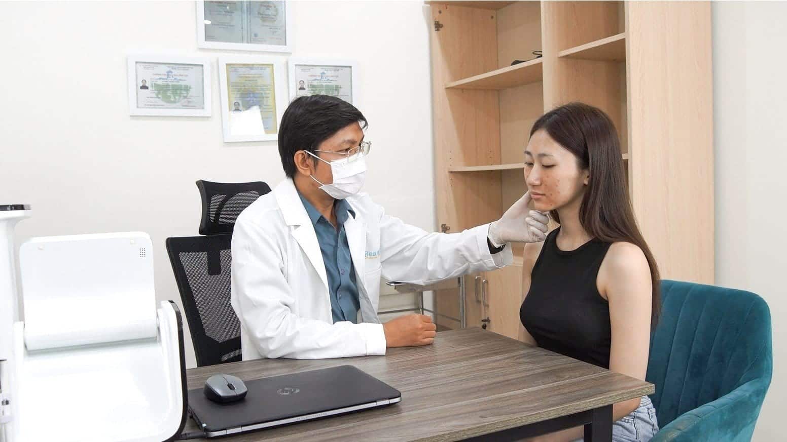 Bác sĩ thăm khám da