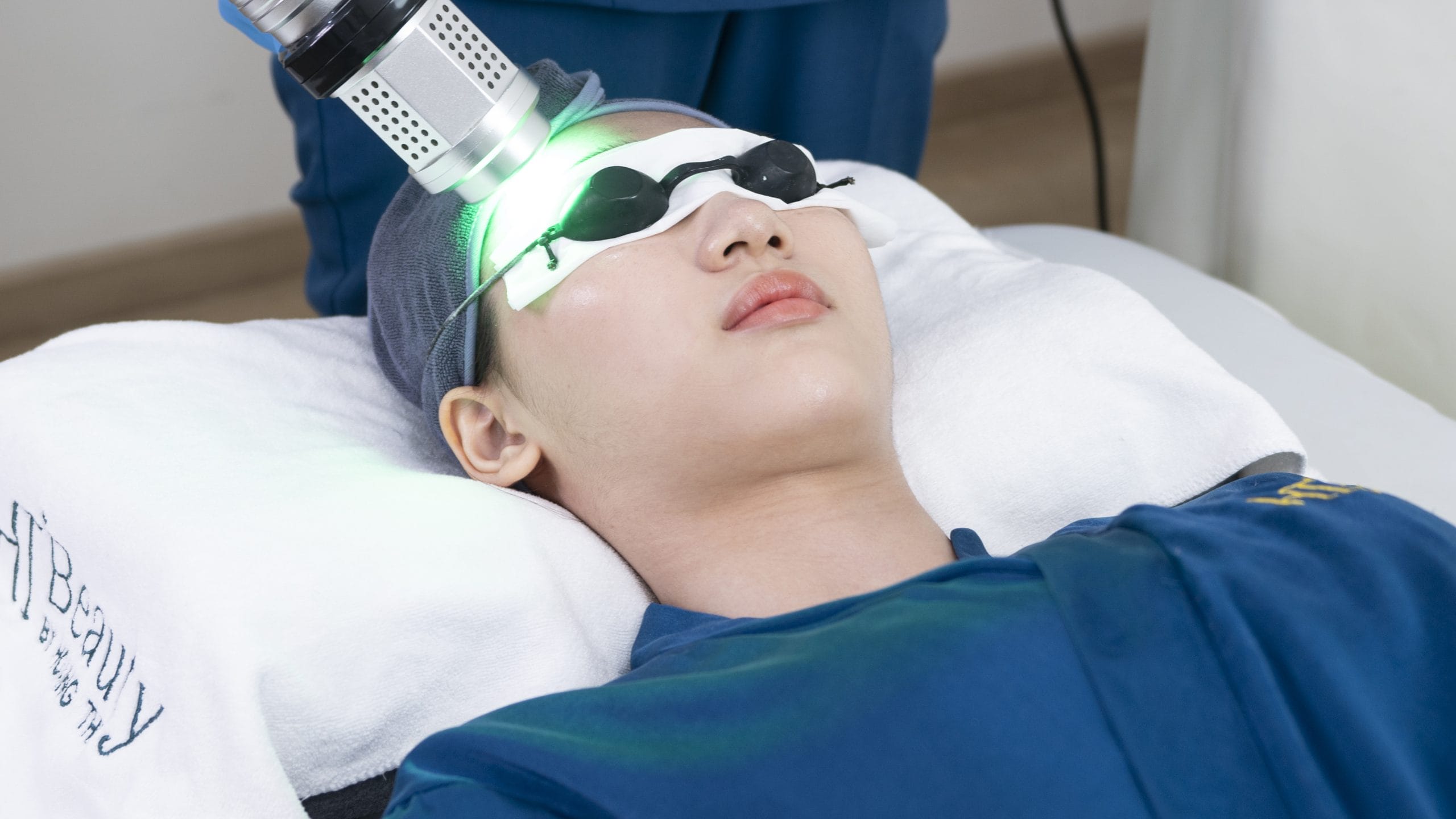 Chiếu máy green laser trị mụn