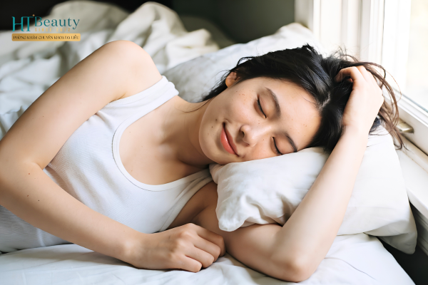 Tại sao ngủ sớm vẫn nổi mụn